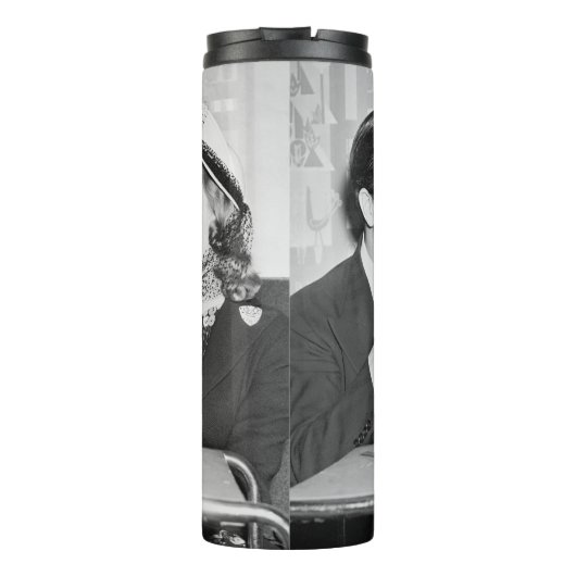 Coupled sitting together in a restaurant flirting  thermosbeker (Achterkant)