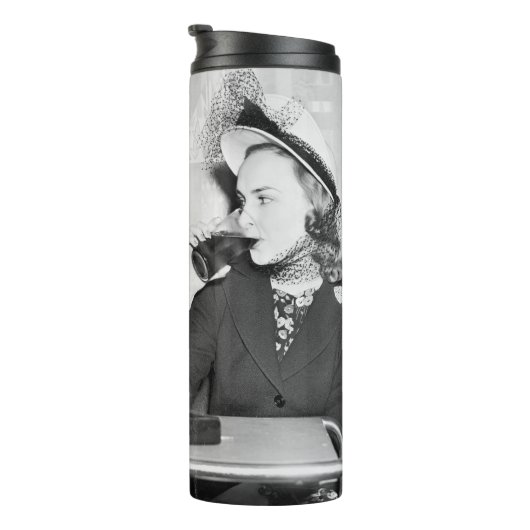 Coupled sitting together in a restaurant flirting  thermosbeker (Geroteerd rechts)