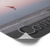 Courage Kite Flyer op strand Poster (Hoek)