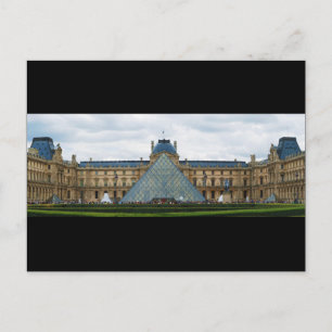 Courtyard van het Louvre Museum met de piramide Briefkaart