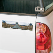 Courtyard van het Louvre Museum met de piramide Bumpersticker (Op Truck)