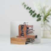 Couseuse', eerste naaimachine, 1830 briefkaart (Staand voorkant)