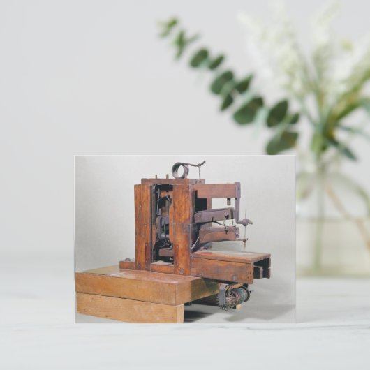 Couseuse', eerste naaimachine, 1830 briefkaart (Staand voorkant)