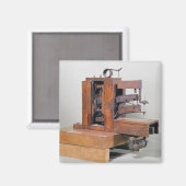 Couseuse', eerste naaimachine, 1830 magneet (Voorkant / Achterkant)