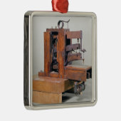 Couseuse', eerste naaimachine, 1830 metalen ornament (Rechts)