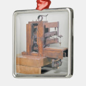 Couseuse', eerste naaimachine, 1830 metalen ornament (Links)