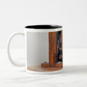 Couseuse', eerste naaimachine, 1830 tweekleurige koffiemok (Links)