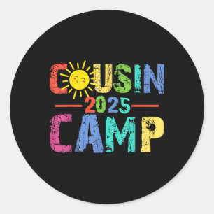 Cousin Camp 2025 Camping Kampvuur Zomervakantie Ronde Sticker