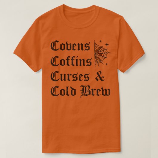 Covens Coffins Curses en Cold Brew Gothic Hallowee T-shirt (Design voorkant)