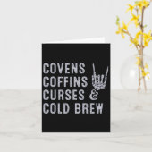 Covens Coffins vloeken Cold Brew Herfst Halloween Kaart (Gele Bloem)