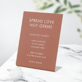 Covid Safety | Sanitisering van het Terracotta Wed Reclamebord Met Voetstuk