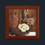 Cowboy Boots, Daisies Horse Bit Country Wedding Cadeaudoosje<br><div class="desc">De charmante Cowboy Boots, Daisies and Horse Bit Country Wedding Gift Box kunnen gepersonaliseerd worden met de namen van de bruid- en bruidegom- en huwelijksceremonie om een blijvend cadeautje voor de bruid of haar bruidsmeisjes te creëer. Deze rustige, aangepaste paardensportbox is voorzien van een digitaal versterkte bloemfoto van bruin leder...</div>