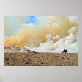 Cowboy die een gecontroleerde brand start poster