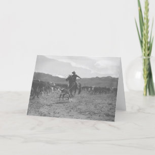 Cowboy die een kalf voor de lente het brandmerken kaart