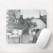 Cowboy die koffie maakt in de bunkhouse muismat (Met muis)