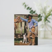 Cowboy die zich met lasso en huishond poetst briefkaart (Staand voorkant)