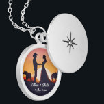 Cowboy en cowgirl bruiloft in silhouet locket ketting<br><div class="desc">Een cowboy en zijn bruid zijn silhouet tegen een prachtige ondergaande zon.</div>