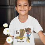 Cowboy Kids Birthday Party Custom Hispanic Boy T-shirt<br><div class="desc">Een schattig aangepast cowboy verjaardagsfeest met een Hispanisch of Afrikaans-Amerikaans boerderij kind dat leunt tegen een gigantische cowboy die zijn bruin pet met een gele ster betrapt. Een geweldig t-shirt voor kinderen in een land,  gepersonaliseerd met hun naam en aangepaste leeftijd.</div>