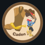 Cowboy Kids Birthday Party Monogram Little Boy Ronde Sticker<br><div class="desc">Een schattig aangepast cowboy cadeau met een boerderij kind dat leunt tegen een gigantische cowboyboot die zijn bruin pet met een gele ster betont. Een geweldige sticker uit een land,  gepersonaliseerd met hun naam voor verjaardagsfeestjes.</div>