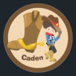 Cowboy Kids Birthday Party Monogram Little Boy Ronde Sticker<br><div class="desc">Een schattig aangepast cowboy cadeau met een boerderij kind dat leunt tegen een gigantische cowboyboot die zijn bruin pet met een gele ster betont. Een geweldige sticker uit een land,  gepersonaliseerd met hun naam voor verjaardagsfeestjes.</div>