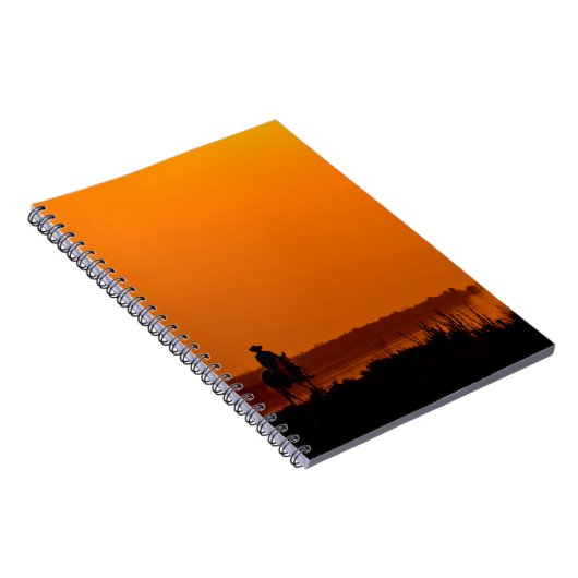 Cowboy Mannen paard rijdt op zonsondergang  west Notitieboek (Rechterzijde)
