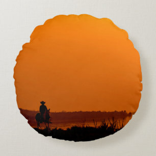 Cowboy Mannen paard rijdt op zonsondergang  west Rond Kussen