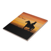 Cowboy of cowgirl die in zonsondergang rondstrooit tegeltje (Zijkant)