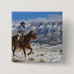 Cowboy op paarden met lederen kapjes vierkante button 5,1 cm