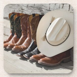 Cowboy pet op rij cowboylaarzen buiten een logboek drankjes onderzetter