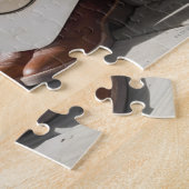 Cowboy pet op rij cowboylaarzen buiten een logboek legpuzzel (Zijkant)