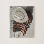 Cowboy pet op rij cowboylaarzen buiten een logboek legpuzzel (Verticaal)