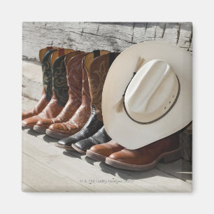 Cowboy pet op rij cowboylaarzen buiten een logboek magneet