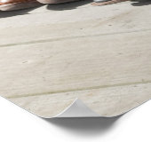 Cowboy pet op rij cowboylaarzen buiten een logboek poster (Hoek)