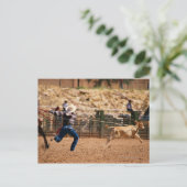 Cowboy roping kalf in rodeo briefkaart (Staand voorkant)