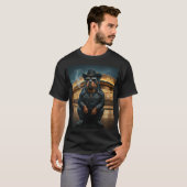 Cowboy Rottie Hond Maximus Hanging Out T-shirt (Voorkant volledig)