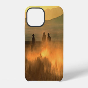 Cowboy Trio: Bergachtige achtergrond galop. iPhone 12 Hoesje
