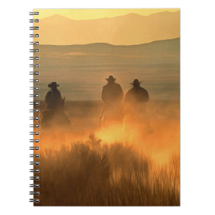 Cowboy Trio: Bergachtige achtergrond galop. Notitieboek