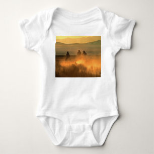 Cowboy Trio: Bergachtige Achtergrond Galop. Romper