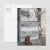 Cowboylaarzen en pet buiten de logcabine briefkaart (Voorkant / Achterkant)