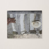 Cowboylaarzen en pet buiten de logcabine legpuzzel (Horizontaal)