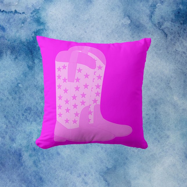 Cowboylaarzen met roze sterren kussen (A throw pillow with a pair of pink cowboy boots with stars on a pink background.)