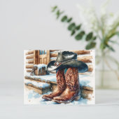 Cowboylaarzen op de veranda op een winterdag feestdagenkaart (Staand voorkant)