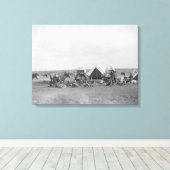 Cowboys die rond de foto van Chuckwagon zitten Canvas Afdruk (Insitu (Houten vloer))