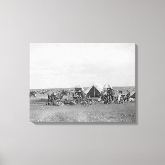 Cowboys die rond de foto van Chuckwagon zitten Canvas Afdruk (Voorkant)