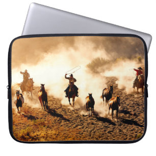 Cowboys jaagden op wilde paarden, ropen en rijden, laptop sleeve