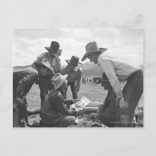 Cowboys kijken naar een tijdschrift briefkaart
