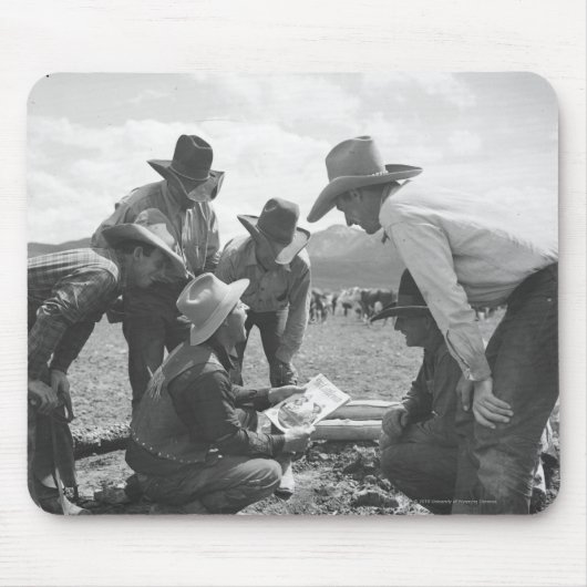 Cowboys kijken naar een tijdschrift muismat (Voorkant)