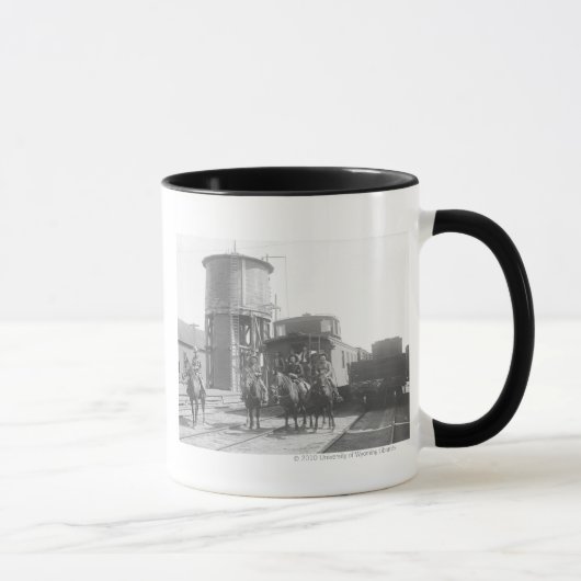 Cowboys op paarden die voor een trein poseren mok (Rechts)