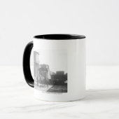 Cowboys op paarden die voor een trein poseren mok (Voorkant links)