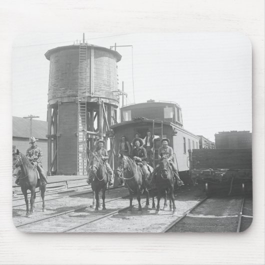 Cowboys op paarden die voor een trein poseren muismat (Voorkant)